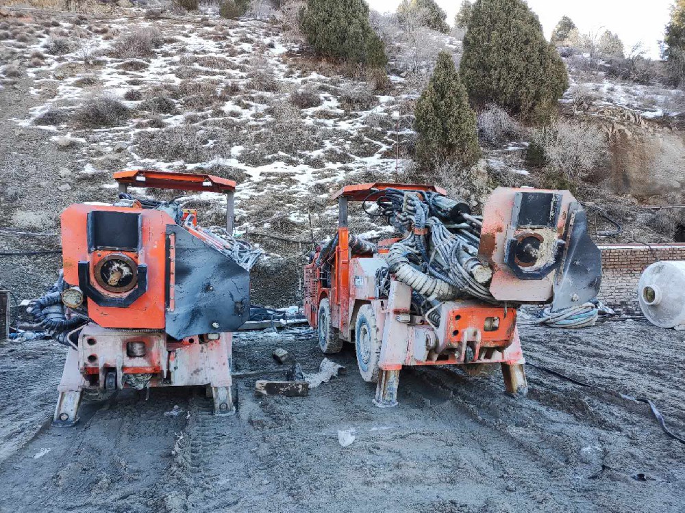 鑫通两台中深孔采矿台车服务塔吉克斯坦铅锌矿